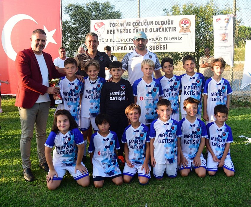 yunusemre-belediyesi-manisanin-kurtulus-gunu-futbol-turnuvasina-ev-sahipligi-yapti
