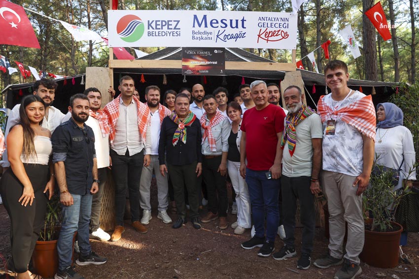 3-uluslararasi-antalya-yoruk-turkmen-festivalinin-ikinci-gununde-azerin-ugur-onur-ve-ayca-akkin-sahne-aldi