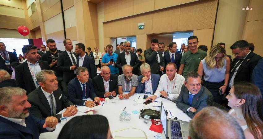 CHP Genel Başkanı Özgür Özel, CHP İkinci Yüzyıl Değişim Kurultayı'nda,