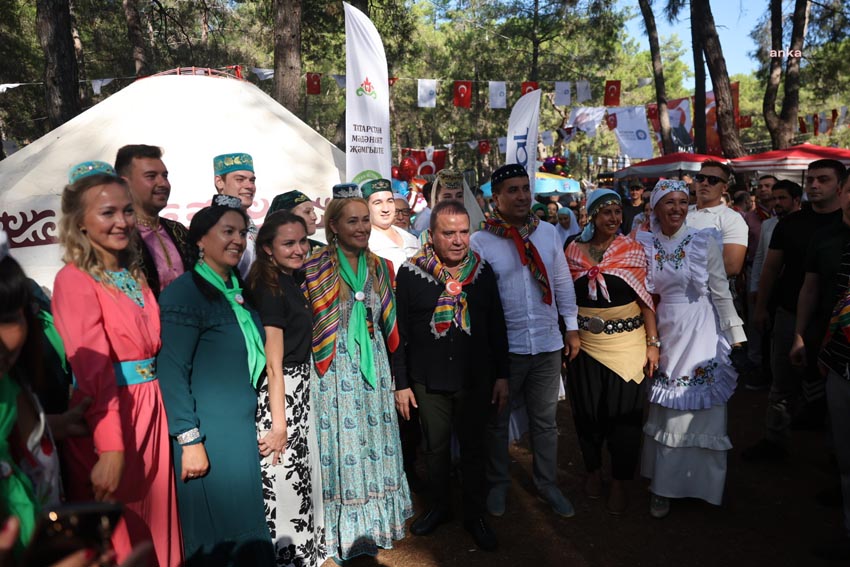 3-uluslararasi-antalya-yoruk-turkmen-festivalinin-ikinci-gununde-azerin-ugur-onur-ve-ayca-akkin-sahne-aldi