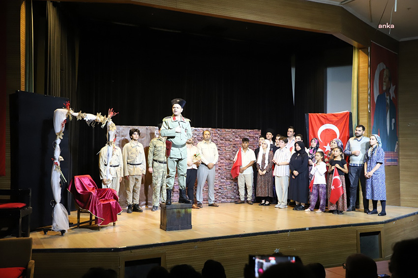 turgutlu-belediyesi-tiyatro-ekibinden-ilcenin-isgalden-kurtulusuna-ozel-kullerinden-dogan-kasaba-oyunu