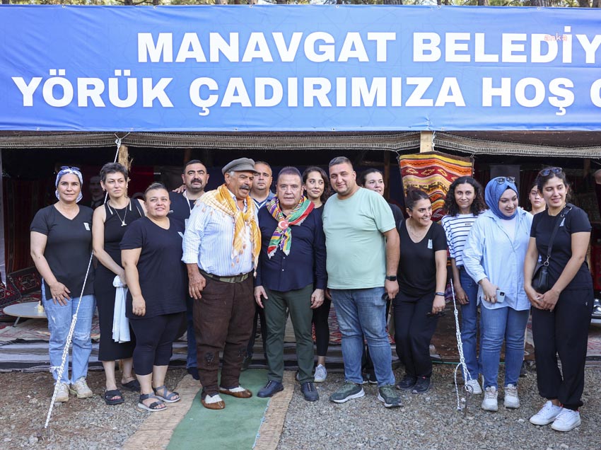 3-uluslararasi-antalya-yoruk-turkmen-festivalinin-ikinci-gununde-azerin-ugur-onur-ve-ayca-akkin-sahne-aldi