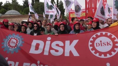DİSK'in Gebze Kent Meydanı'nda düzenlediği "Geçinemiyoruz" eyleminde konuşan DİSK Genel