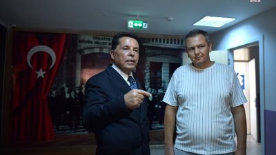 Esenyurt Belediye Başkanı Ahmet Özer, Esenyurt genelindeki okullarda öğrencilerin daha