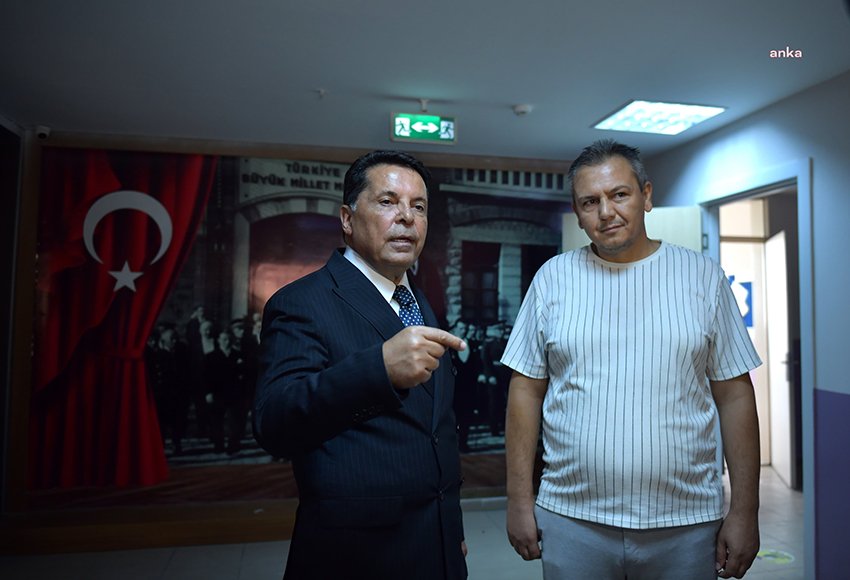 Esenyurt Belediye Başkanı Ahmet Özer, Esenyurt genelindeki okullarda öğrencilerin daha