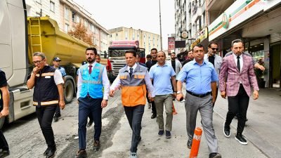 Esenyurt Belediyesi, Bağlarçeşme Caddesi'nde asfaltlama çalışmalarını sürdürüyor. Belediye Başkanı Ahmet