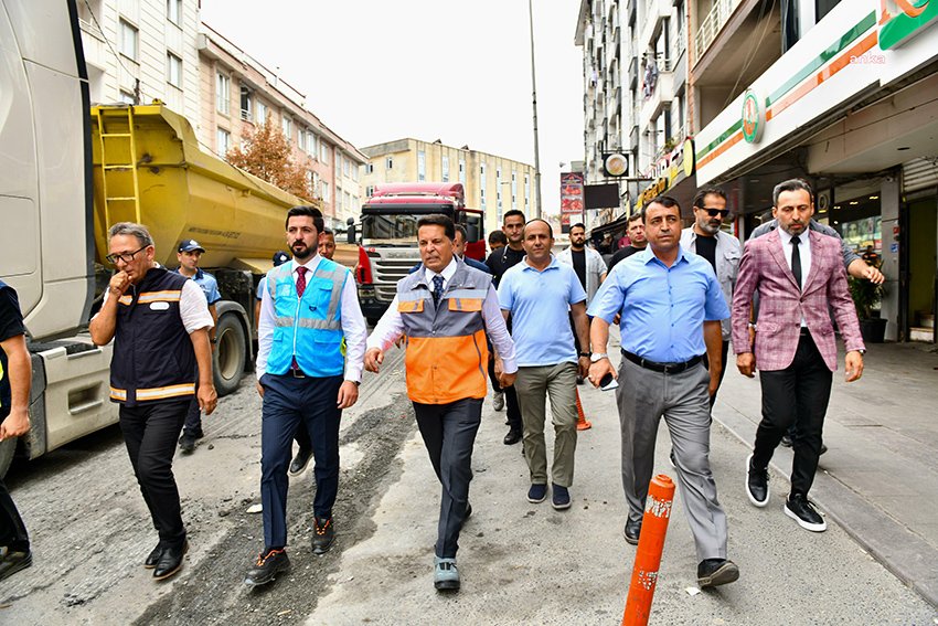 Esenyurt Belediyesi, Bağlarçeşme Caddesi'nde asfaltlama çalışmalarını sürdürüyor. Belediye Başkanı Ahmet