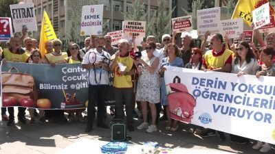 Eğitim Sen Genel Başkanı Kemal Irmak, Milli Eğitim Bakanlığı önünde