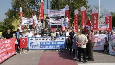 Emeklilikte Yaşa Takılanlar ve Emekliler Federasyonu (EYT-EF), İstanbul’daki Kadıköy İskelesi