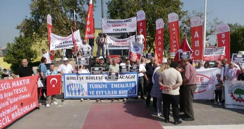 Emeklilikte Yaşa Takılanlar ve Emekliler Federasyonu (EYT-EF), İstanbul’daki Kadıköy İskelesi