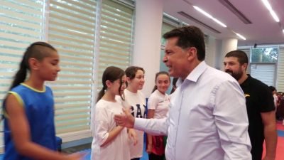 Esenyurt Belediye Başkanı Ahmet Özer, belediyenin spor tesislerini ziyaret ederek