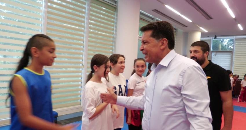 Esenyurt Belediye Başkanı Ahmet Özer, belediyenin spor tesislerini ziyaret ederek