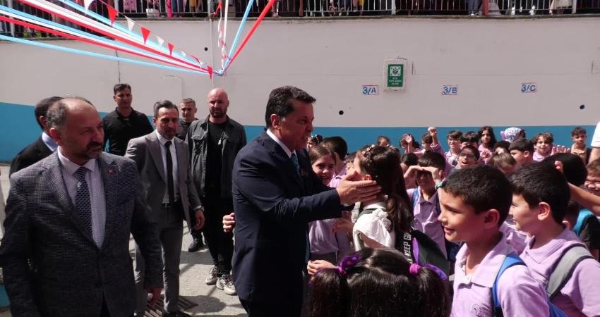 Öğrencilerle bir araya gelen Esenyurt Belediye Başkanı Özer, "Çocuklarımız bizim