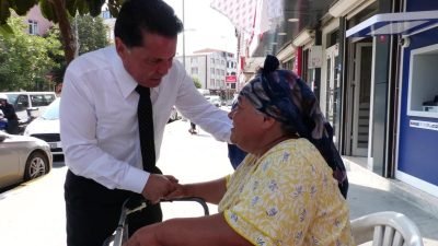 Esenyurt Belediye Başkanı Ahmet Özer, tekerlekli sandalye talep eden vatandaşın