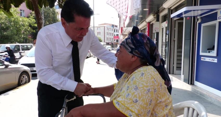Esenyurt Belediye Başkanı Ahmet Özer, tekerlekli sandalye talep eden vatandaşın