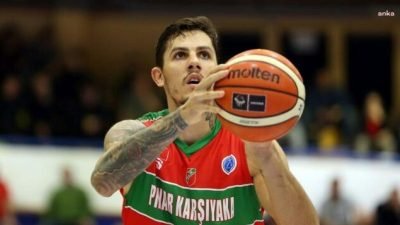Eski milli basketbolcu İlkan Karaman,  Datça'da yol kenarında benzin