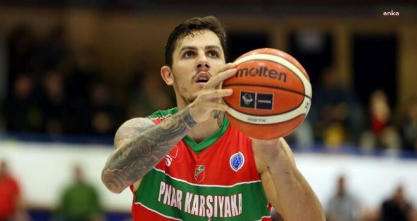 Eski milli basketbolcu İlkan Karaman,  Datça'da yol kenarında benzin