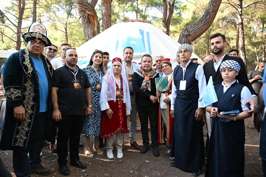 3-uluslararasi-antalya-yoruk-turkmen-festivalinin-ikinci-gununde-azerin-ugur-onur-ve-ayca-akkin-sahne-aldi