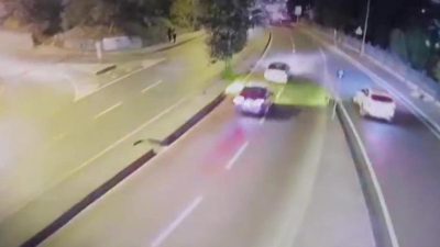 İstanbul Kağıthane'de denetim noktasında 'dur' uyarısını fark etmeyen otomobil sürücüsü, önüne