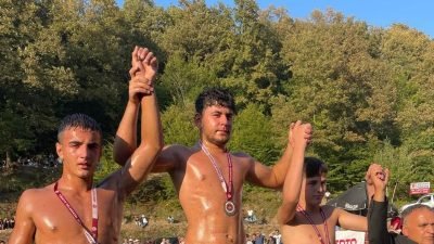 Kahramankazan Belediyespor Güreş Takımı sporcuları, katıldıkları Zonguldak Alaplı Alioğlu Köyü