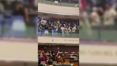 Meksika’da yargıçların seçimle belirlenmesini öngören yasal düzenlemeyi protesto eden halk
