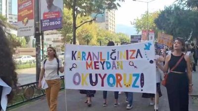 SOL Feminist Hareket, Bursa Kent Meydanı’nda “Laiklik Mitingi” düzenledi. Mitingde,