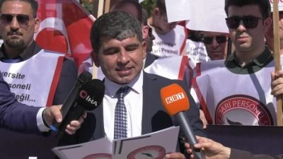 Üniversite İdari Personel Sendikası üyeleri, Yükseköğretim Kurulu (YÖK) önünde yaşadıkları sorunlara