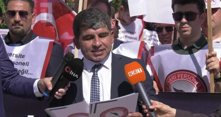 Üniversite İdari Personel Sendikası üyeleri, Yükseköğretim Kurulu (YÖK) önünde yaşadıkları sorunlara