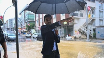 İstanbul'da gök gürültülü sağanak yağış aralıklarla etkili oluyor. Yağışın etkili