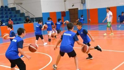 Yunusemre Belediyespor'da futbol, yüzme, basketbol ve voleybolda açılan kış spor
