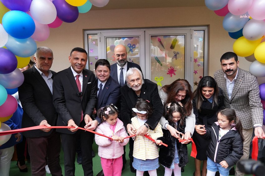 kadikoy-belediyesi-bir-cocuk-yuvasi-daha-acti-yuvaya-adi-verilen-usta-sanatci-mujdat-gezen-yasarken-bir-cocuk-yuvasina-adimin-verilmesi-beni-cok-mutlu-etti