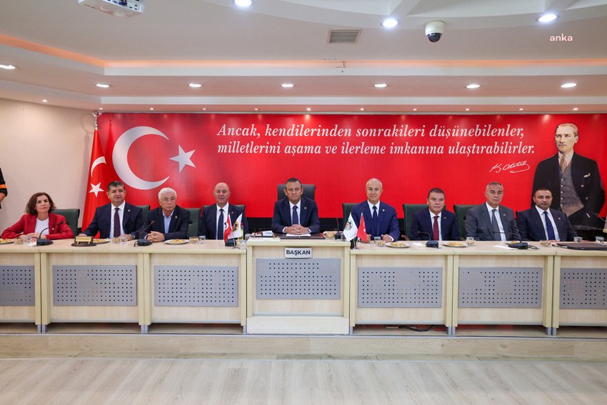 ozgur-ozel-alanyada-partisinin-ilce-baskanligini-ve-alanya-belediyesini-ziyaret-etti