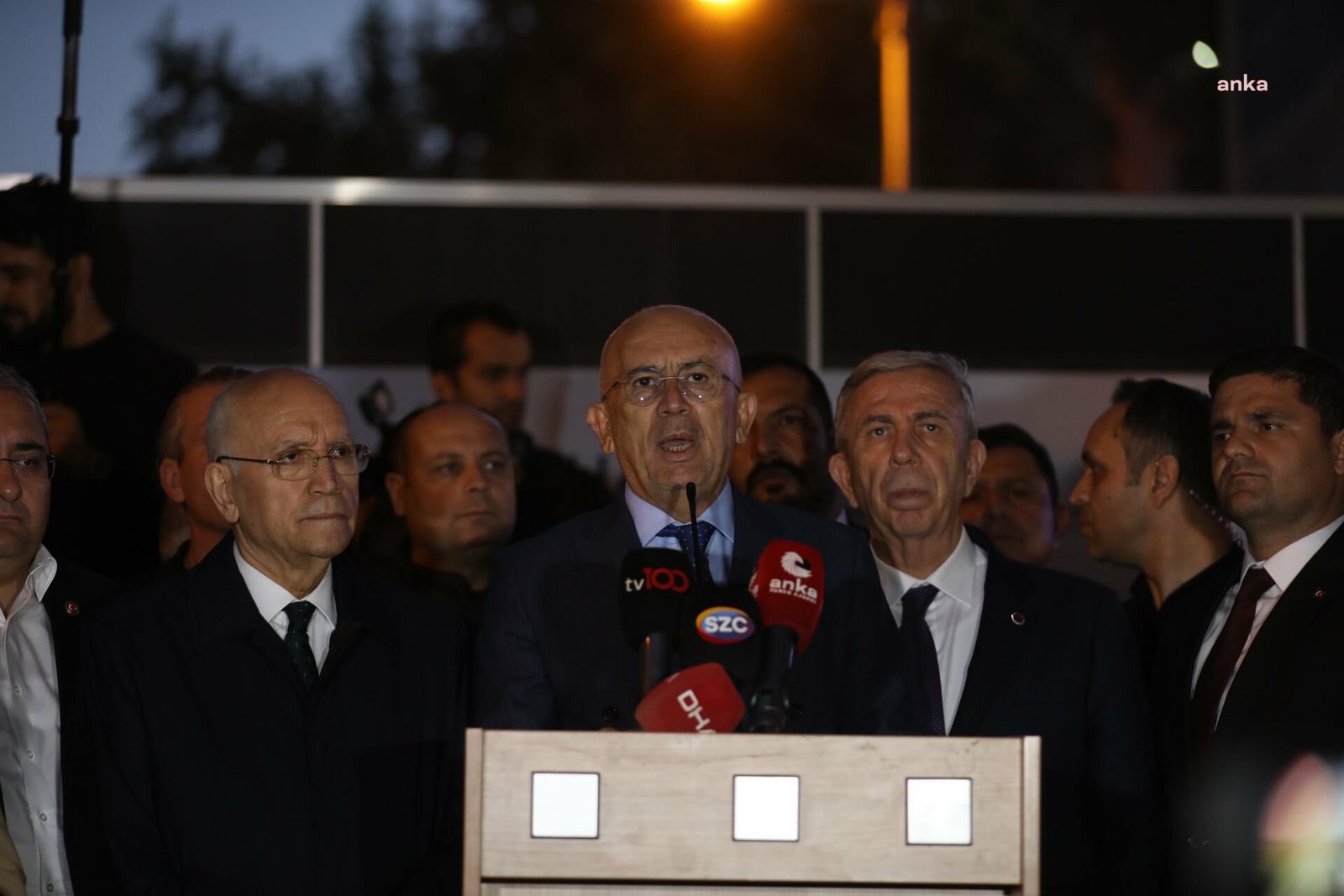 chp-ankarada-ahmet-ozerin-tutuklanmasini-protesto-etti-mansur-yavasin-da-katildigi-eylemde-konusan-umit-erkol-kumpaslariniza-boyun-egmeyecegiz