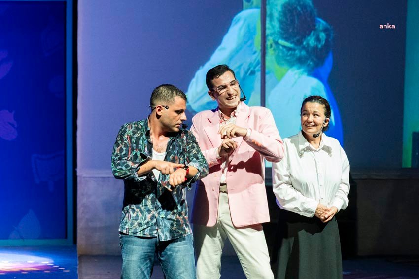 mersin-buyuksehir-belediyesi-sehir-tiyatrosu-yeni-sezonu-kus-opucugu-ile-acti