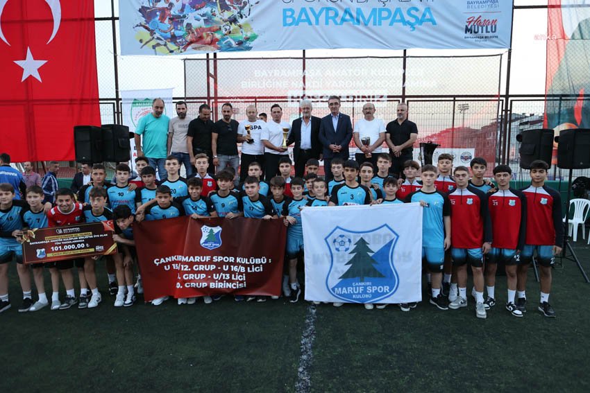 bayrampasa-belediyesinden-amator-spor-kuluplerine-2-milyon-33-bin-tl-nakdi-destek