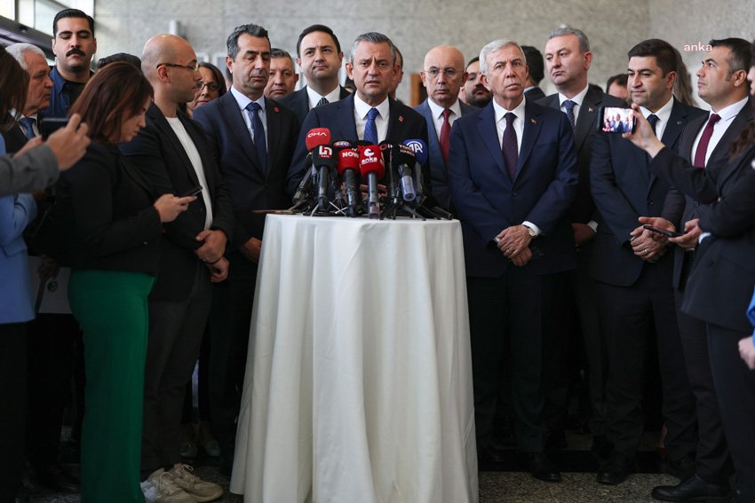 chp-genel-baskani-ozgur-ozel-kredi-kartiyla-gecinmeye-muhtac-insanlarin-cebine-el-atmayin