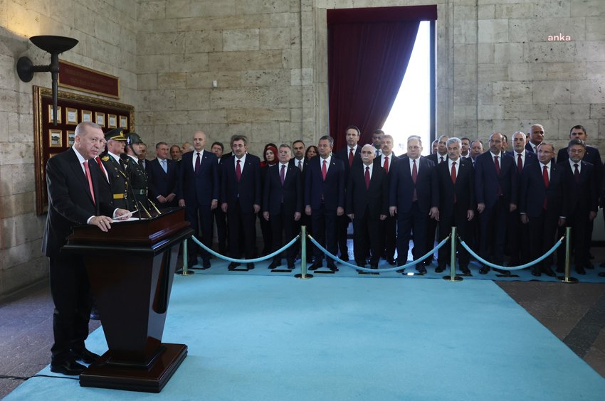 cumhuriyet-bayrami-kutlaniyor-cumhurbaskani-erdogan-anitkabirde-zatialinizi-silah-arkadaslarinizi-ve-aziz-sehitlerimizi-bir-kez-daha-sukranla-yad-ediyorum