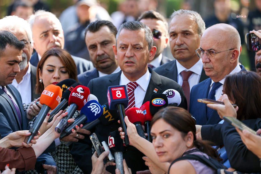 ozgur-ozel-fernas-madencilik-iscilerini-ziyaret-etti-sayin-cumhurbaskanina-cagrida-bulunuyorum-makul-bir-heyeti-bakanla-kabul-ederse-bu-konuya-bir-cozum-gelsin