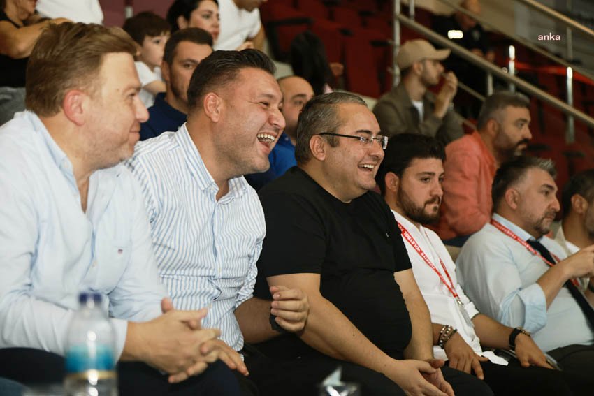 kecioren-belediyesi-kadin-voleybol-takimi-sezona-galibiyetle-basladi