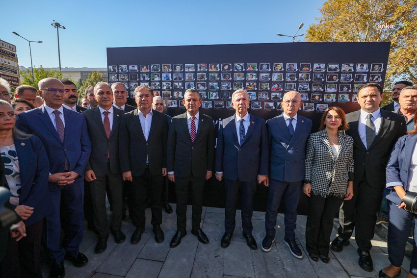10-ekim-annelerinin-cigligi-aniti-acildi-ozgur-ozel-hepsi-buraya-demokrasi-baris-demeye-geldi