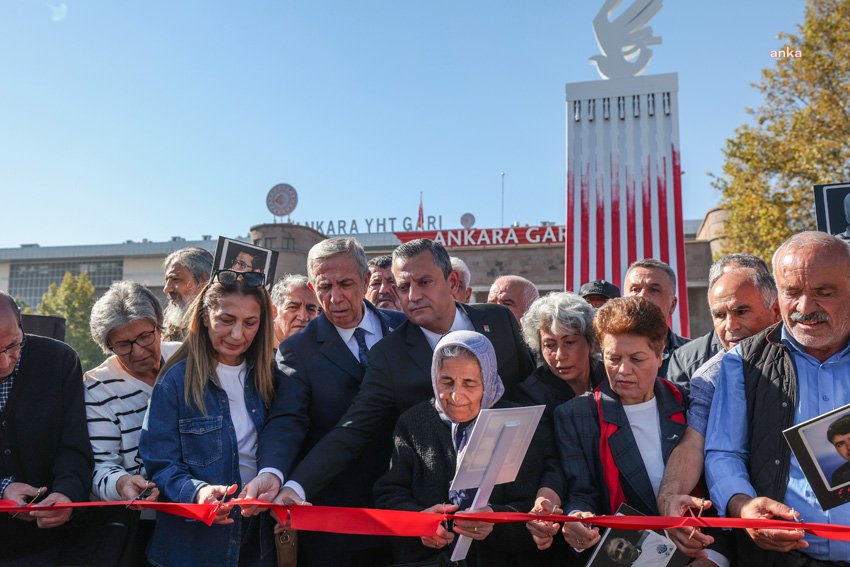 10-ekim-annelerinin-cigligi-aniti-acildi-ozgur-ozel-hepsi-buraya-demokrasi-baris-demeye-geldi