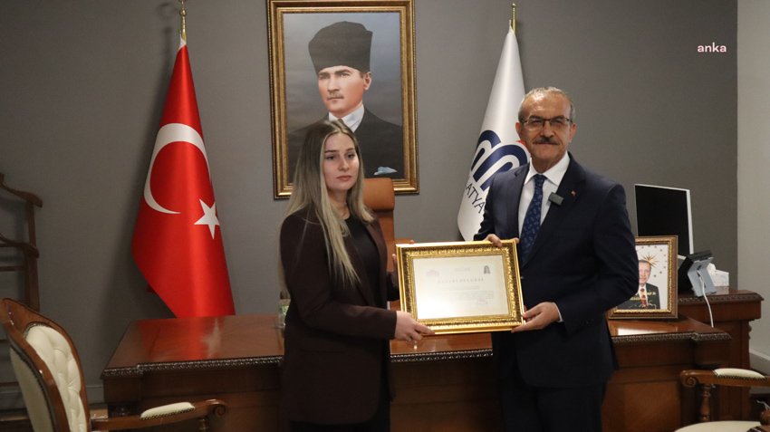 malatyada-deprem-aninda-engelli-ogrencisini-birakmayan-ogretmene-odul