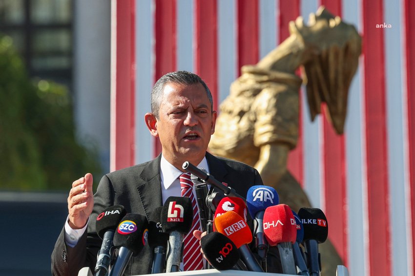 10-ekim-annelerinin-cigligi-aniti-acildi-ozgur-ozel-hepsi-buraya-demokrasi-baris-demeye-geldi
