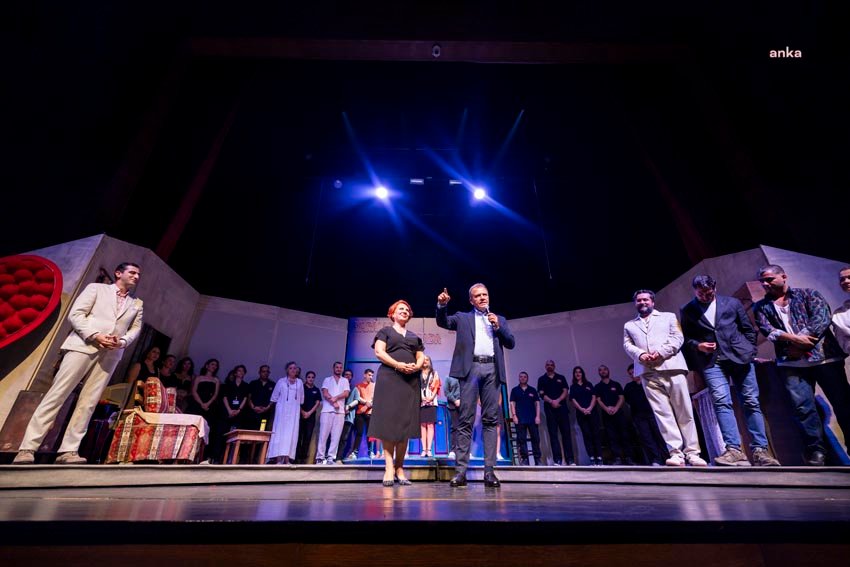 mersin-buyuksehir-belediyesi-sehir-tiyatrosu-yeni-sezonu-kus-opucugu-ile-acti