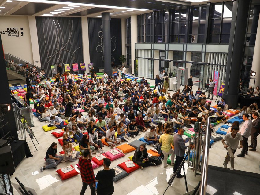 deniz-goktas-1-uluslararasi-kentfest-tiyatro-festivalinde-goz-doldurdu