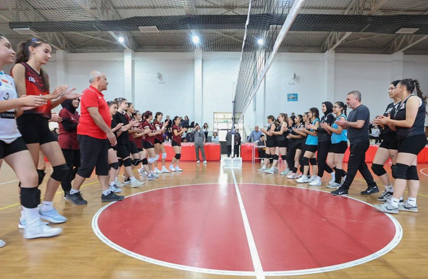 baskan-ercan-genclerle-voleybol-maci-yapti