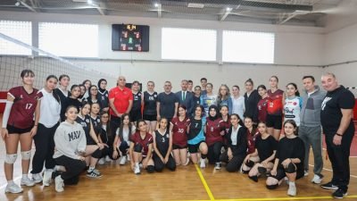 Takım elbiseyi çıkardı, spor kıyafetleriyle sahadaki yerini aldı. Sincan Belediye