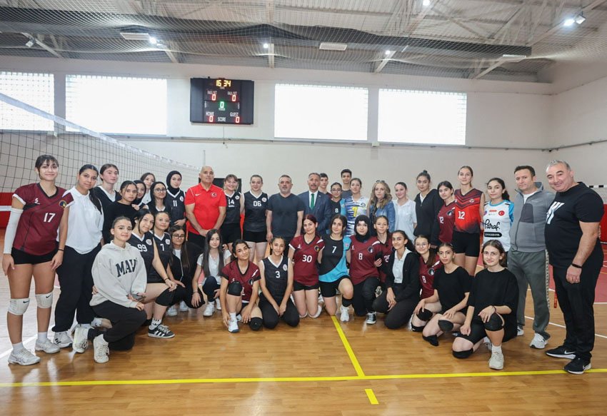 Takım elbiseyi çıkardı, spor kıyafetleriyle sahadaki yerini aldı. Sincan Belediye