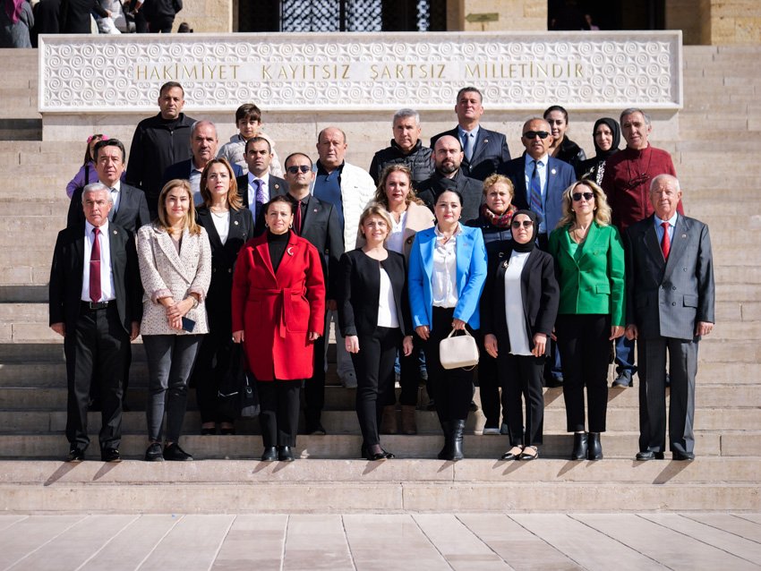etimesgut-belediye-baskan-yardimcisi-keyvan-muhtarlar-gununde-anitkabiri-ziyaret-etti