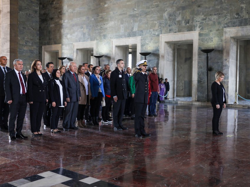etimesgut-belediye-baskan-yardimcisi-keyvan-muhtarlar-gununde-anitkabiri-ziyaret-etti